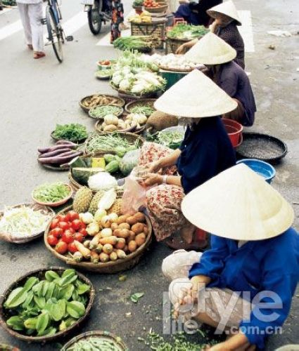 越南路邊隨處可見的集市
